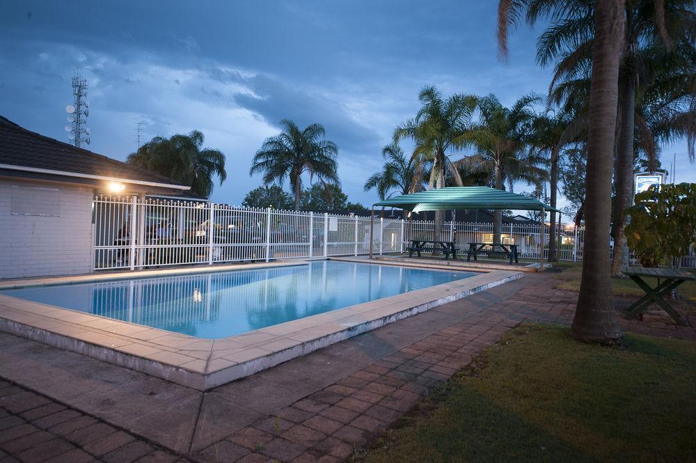 Colonial Terrace Motor Inn Raymond Terrace Exterior photo