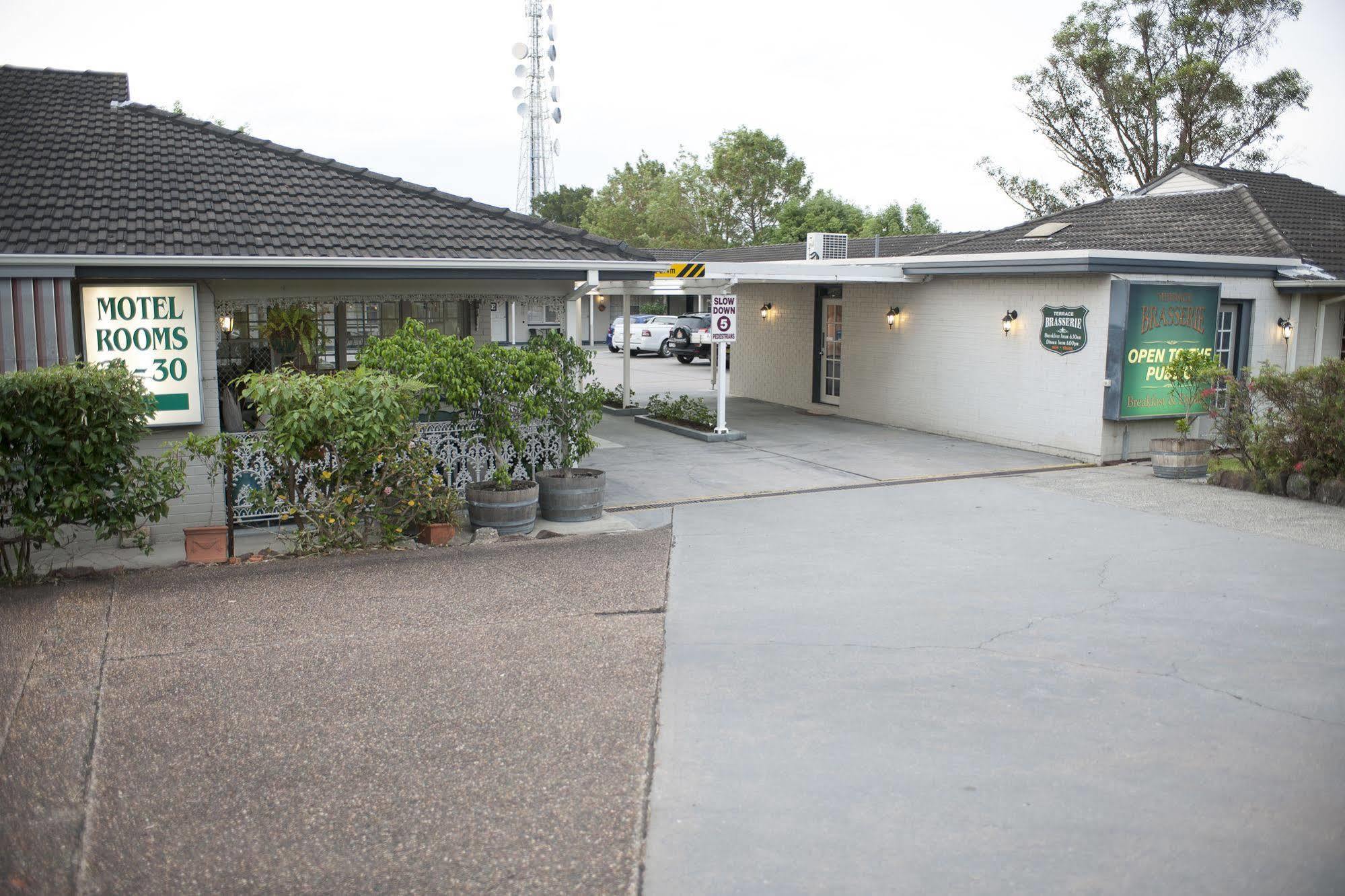 Colonial Terrace Motor Inn Raymond Terrace Exterior photo