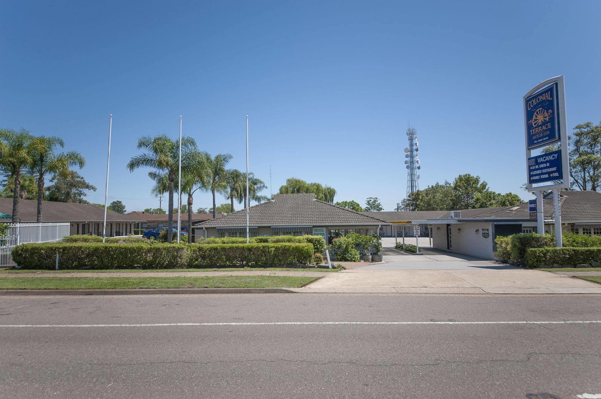 Colonial Terrace Motor Inn Raymond Terrace Exterior photo